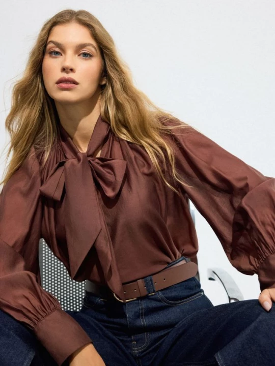 Foto del prodotto Mohito - Blusa con allacciatura sul collo - marrone scuro