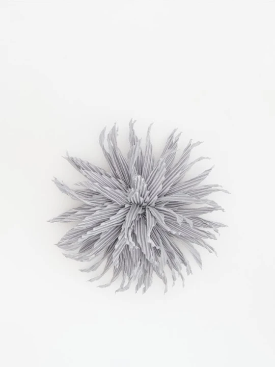 Foto del prodotto Reserved - Spilla a forma di fiore - grigio chiaro