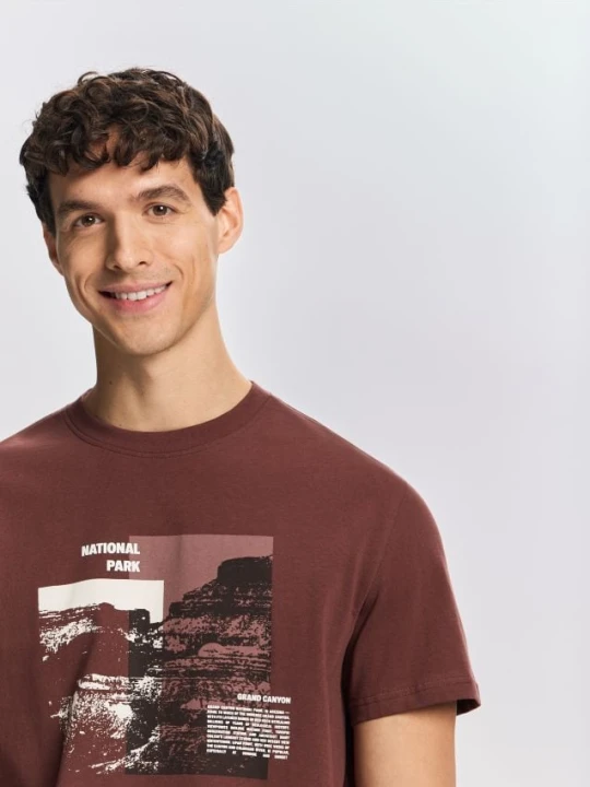 Foto del prodotto Reserved - T-shirt regular fit con stampa - bordeaux