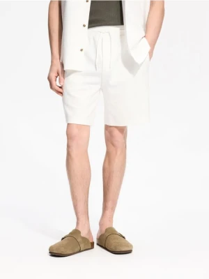 Foto del prodotto Reserved - Pantaloncini strutturati regular fit - panna