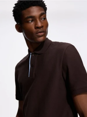 Foto del prodotto Reserved - Polo regular fit strutturata - marrone scuro