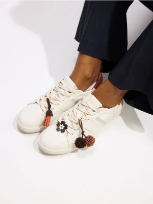 Foto del prodotto Reserved - Sneakers con ciondoli - bianco