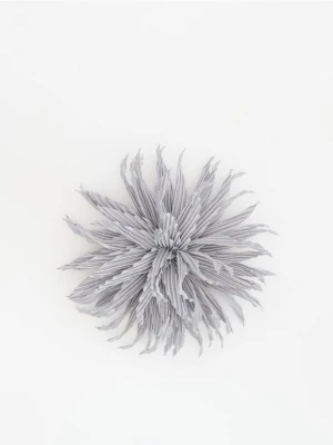 Foto del prodotto Reserved - Spilla a forma di fiore - grigio chiaro